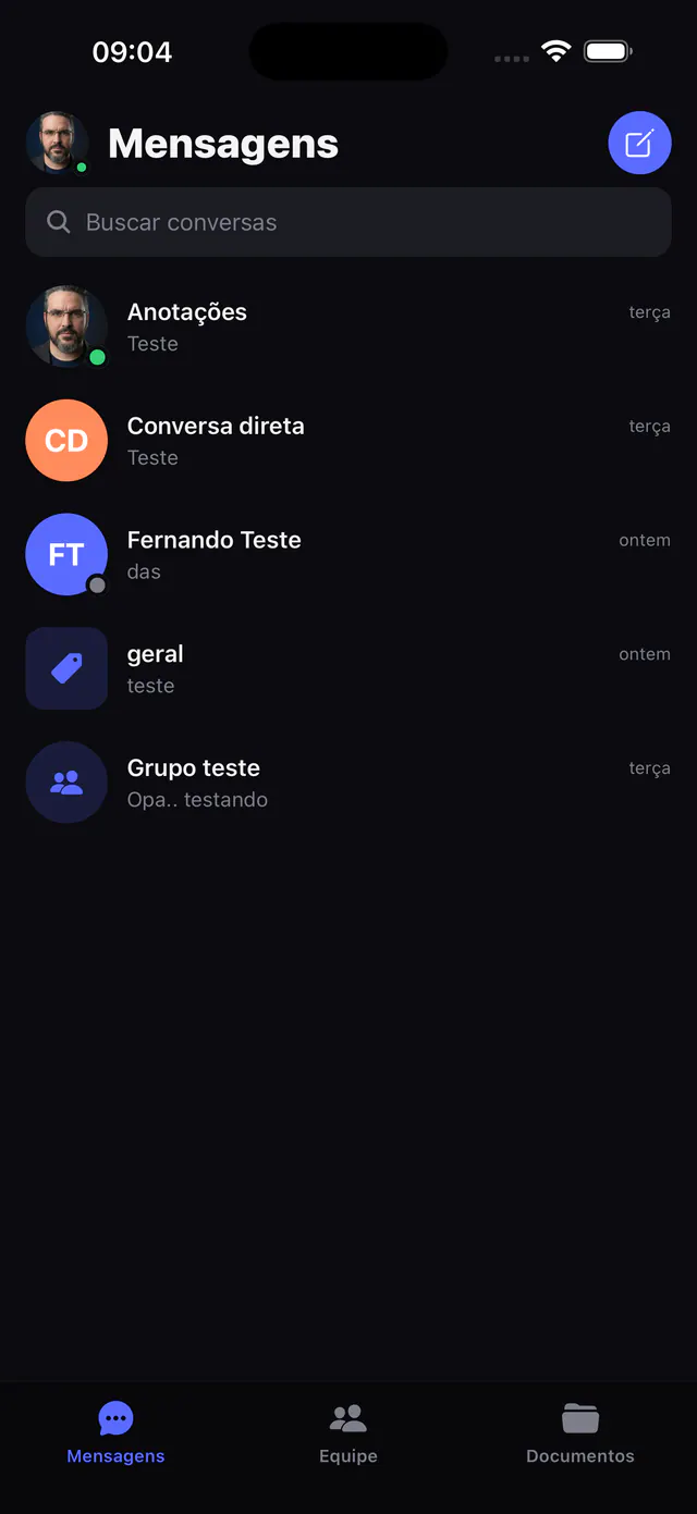 Lista de mensajes en la app móvil de Partiu Teams con chats y barra inferior